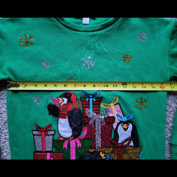 NWOT Women's Med 8 Christmas Penguins Presents Embroidered Green Sweatshirt - Picture 5 of 6